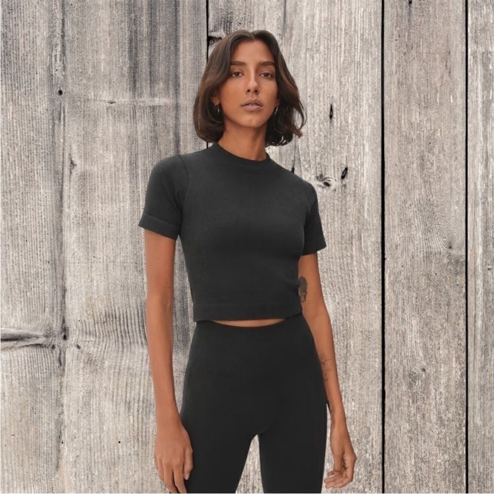 Everlane the seamless cropped tee in black NWT